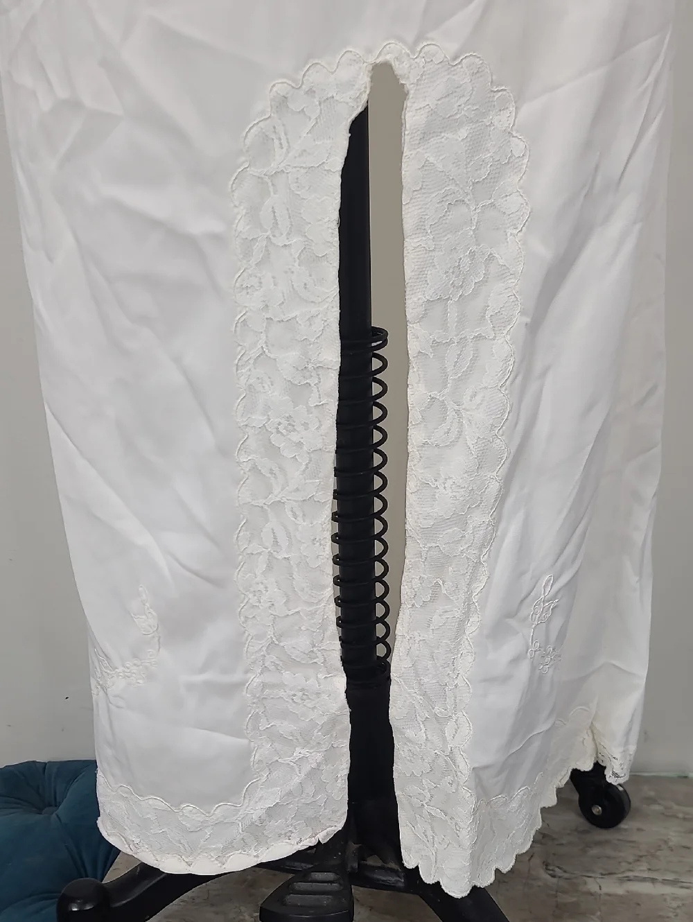 Vintage Oplalaire White Nylon Chantilly Lace Trim Kick Slit Long Half Slip M - Picture 10 of 13